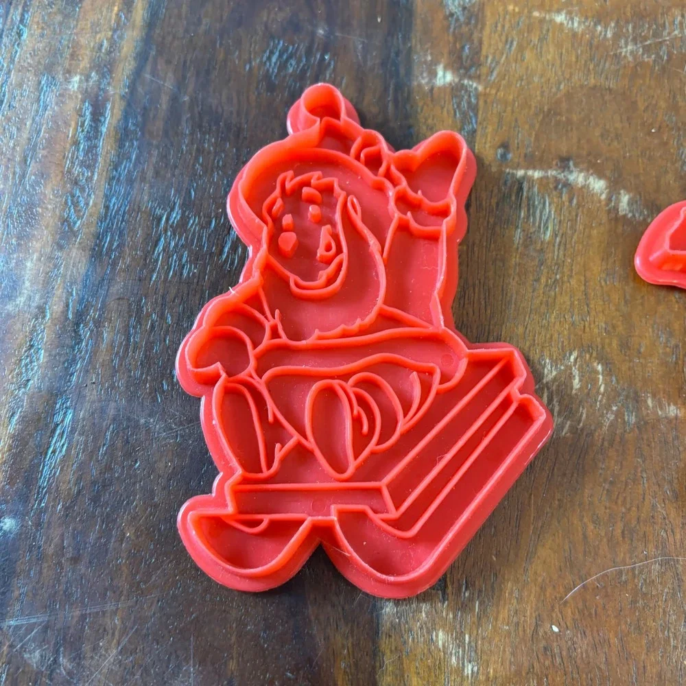 Vintage Disney Winnie the‎ Pooh Christmas Cookie Cutters Tigger Piglet Red 2pc